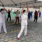 Personal del hospital durante una de las sesiones de bailoterapia.