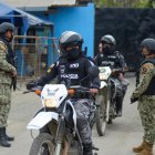 Militares y policías vigilan en las afueras de la penitenciaría de Guayaquil, en una fotografía de archivo.