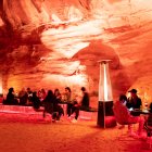 La primera experiencia ‘Forces of Nature’ (Fuerzas de la Naturaleza) tuvo lugar al aire libre en un barranco de la localidad saudí de AlUla, permitiendo a los comensales disfrutar de un exquisito menú preparado mediante roca fundida rodeados de un cañón rocoso, según sus organizadores, Bompas & Parr Studio.
