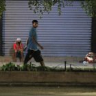 Los indigentes llegan a los portales de los condominios Forestal o casas colectivas, principalmente en las noches para armar sus caramancheles donde dormirán al aire libre.