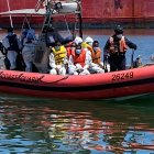 un barco de la guardia mientras transfiere a unos inmigrantes haitianos para repatriarlos el 16 de septiembre de 2021, en un muelle de la Bahía Vizcaína, Florida (EE.UU.). EFE