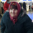 Una adulta mayor ucraniana llega a Polonia, huyendo de la guerra en su país.