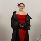 La cantautora Rosalía posa este viernes para los fotógrafos en un único pase con motivo del lanzamiento, el próximo 18 de marzo, de su tercer disco de estudio, "Motomami", un nuevo álbum que constará de 14 canciones.