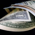 Vista de billetes de dólares, en una fotografía de archivo