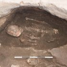 Esqueleto de un individuo masculino de entre 35 y 50 años con pintura bermellón en el cráneo.