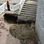 Malecón. Un tramo de tres metros de la obra se desplomó. Tierra, cemento  y adoquines, todo quedó bajo la estructura inaugurada en 2018.