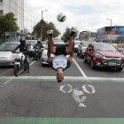 ‘Fútbol freestyle’. Carlos Andrés organiza su show para los 30 segundos que tiene, 10 más los usa para pasar por los autos.