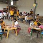 En la casa comunal de la Janeth Toral 2, los más pequeños aprenden a través de actividades lúdicas. Los más grandes, lo hacen con tutoriales.