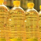 Tienda.- Botellas con aceite en la percha de una tienda.