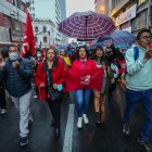 Integrantes de la Unión Nacional de Educadores (UNE) gritan consignas en una marcha hoy, para reclamar al Gobierno del presidente ecuatoriano Guillermo Lasso un aumento de salarios, en Quito (Ecuador).
