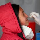 Fotografía de archivo en la que se registró a una mujer al someterse a una prueba para detectar la covid-19, en Quito (Ecuador).