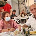 Precaución. La mascarilla ha sido abandonada en los círculos íntimos de amigos y familia, Sin embargo, muchos prefieren usarla.