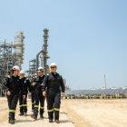 Fotografía cedida por la Presidencia de Colombia del mandatario, Iván Duque (d), durante la puesta en marcha del primer electrolizador de hidrógeno verde en la Refinería de Cartagena de Indias (Reficar), hoy, en Cartagena (Colombia).