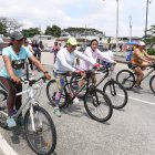 Decenas de mujeres salieron con sus bicicletas para  recorrer la avenida Isidro Ayora, donde un carril estuvo cerrado.