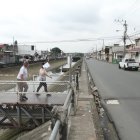 Un canal divide a Mucho Lote 1 de Las Orquídeas, pero en la primera urbanización lo gris gana. Carece de espacios verdes que refresquen la zona.