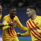 Los jugadores del FC Barcelona, (i-d) Pierre-Emerick Aubameyang, Ousmane Dembélé y Ferrán Torres celebran tras el tercer gol.