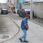 En Sauces 4, los parqueos comunitarios son insuficientes para la cantidad de carros, por lo que muchos optan parquear al pie de su casa, en peatonales angostas o en aceras, lo que dificulta a los transeúntes.