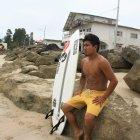 El surfista ecuatoriano Álex Suárez dedica cuatro horas diarias a su preparación, la cual incluye prácticas en el mar y trabajo físico en el gimnasio.