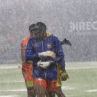 La lluvia complicó el inicio del partido.