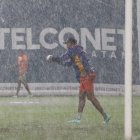 A pesar de haber sido postergado, la lluvia obligó a suspender el cotejo.