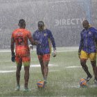 El lente de EXPRESO captó el calentamiento de los arqueros de Delfín porque Emelec sí permitió el ingreso de nuestros fotógrafos.