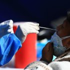 Una persona se realiza una prueba PCR para la detección de la covid-19, en Quito (Ecuador), en una fotografía de archivo.