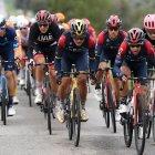 Richard Carapaz (c) es el líder del Ineos Grenadiers y contó con el apoyo de sus compañeros en la etapa inicial de la Vuelta a Cataluña