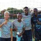 Byron Castillo, Danny Cabezas y Michael Carcelén, seleccionados ecuatorianos, tras su práctica en Paraguay.