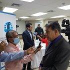 Iván Prieto (derecha) y Miguel Palacios (centro, al fondo), directivos de la Asociación de Laboratorios Farmacéuticos del Ecuador (ALFE), en  la rueda de prensa de este martes 22 de marzo de 2022.