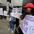 Apoyo. Personas mostraron su apoyo a los médicos y directivos de la Clínica Primavera, en las audiencias.