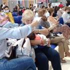 Reclamo. Katherine Matute, quien se encontraba en el Gobierno Zonal, tuvo que ventilar a su bebé con los documentos para paliar la molestia.