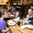 Restaurantes. Ayer, martes 22 de marzo, el Olive Garden atendió a clientes invitados para la inauguración.