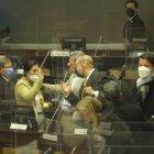 Presidenta. Guadalupe Llori (aquí saludando con socialcristianos y gobiernistas) suspendio la sesión hasta el jueves a las 13:00.