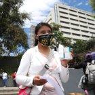 Quito. Una paciente del Hospital Eugenio Espejo muestra la receta que cada mes debe tomar. Cuando el Hospital no tiene debe comprar con su dinero.