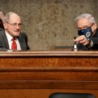 El presidente del comité de Relaciones Exteriores, el senador demócrata Bob Menéndez (d), junto al republicano de mayor rango en el comité de Exteriores, Jim Risch (i).