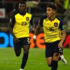 Jeremy Sarmiento (d) y Moisés Caicedo (i) han unido más sus lazos de amistad.