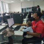 Con su hijo de meses en brazos, Liliana Angulo acudió a rendir la prueba Transformar a un centro ubicado en la Universidad de Guayaquil, este miércoles 23 de marzo.