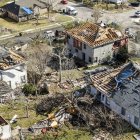 -FOTODELDÍA- ROUND ROCK (ESTADOS UNIDOS), 22/03/2022.- Foto aérea hecha con un dron que muestra casas dañadas después de que una serie de tornados pasara por Round Rock, Texas, EEUU, el 22 de marzo de 2022. EFE/Tannen Maury