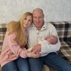 Oksana y Gero Berndt, residentes en Alemania, con Amy, nacida en Kiev, en vientre de alquiler. DPA