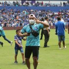 Después del partido contra Delfín, los hinchas de Emelec se metieron a la cancha para tomarse fotografías y pedir autógrafos a los jugadores