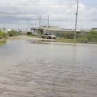 Costa de Oro. El vecindario es residencial, sus calles son de tierra y en cada lluvia, como amaneció el martes, se forman lagunas enormes en ellas.