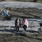 En la imagen varias personas pasean y disfrutan del sol y las temperaturas primaverales en la avenida Oleksandrivs"kyi de Odesa.