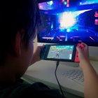 Un niño juega una partida de Fortnite en foto de archivo.