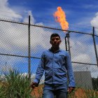 Vista de un líder indígena frente a un mechero cerca de su comunidad, en Francisco de Orellana, en la Amazonía (Ecuador), en una fotografía de archivo.