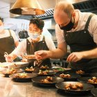 El chef Oliver Jutras prepara los platos del ‘menú del futuro’ a base de ingredientes de plantas. Un gran cambio en la alimentación. EFE