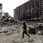 La imagen parece un rodaje de películas post apocalípticas con cientos de coches quemados hasta el esqueleto, tras los ataques rusos. NUNO VEIGA /EFE