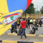 Una bandera de Ecuador y de fondo compradores de boletos para el partido entre Ecuador y Argentina en el Monumental