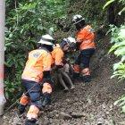 Miembros del Cuerpo de Bomberos de Guayaquil rescataron al joven que se arrepintió de suicidarse.