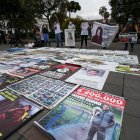 Fotografía de archivo de carteles con imágenes de personas desaparecidas, en Ecuador.