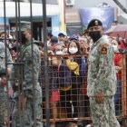 Desde horas de la madrugada, los jóvenes acompañados de sus familiares, se agruparon en largas filas para realizar el acuartelamiento